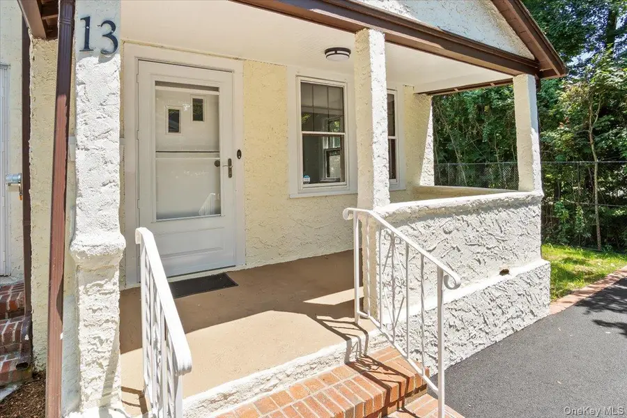 13 Potters Court, Great Neck, NY 11024 - Image #3