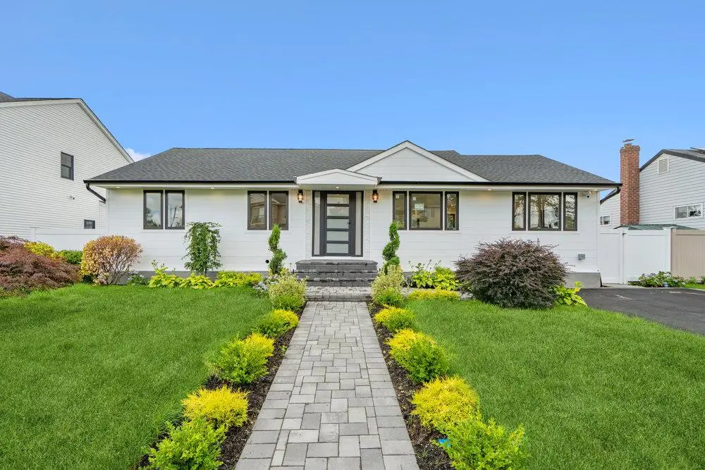 31 Kalda Lane, Plainview, NY 11803 - Image #1