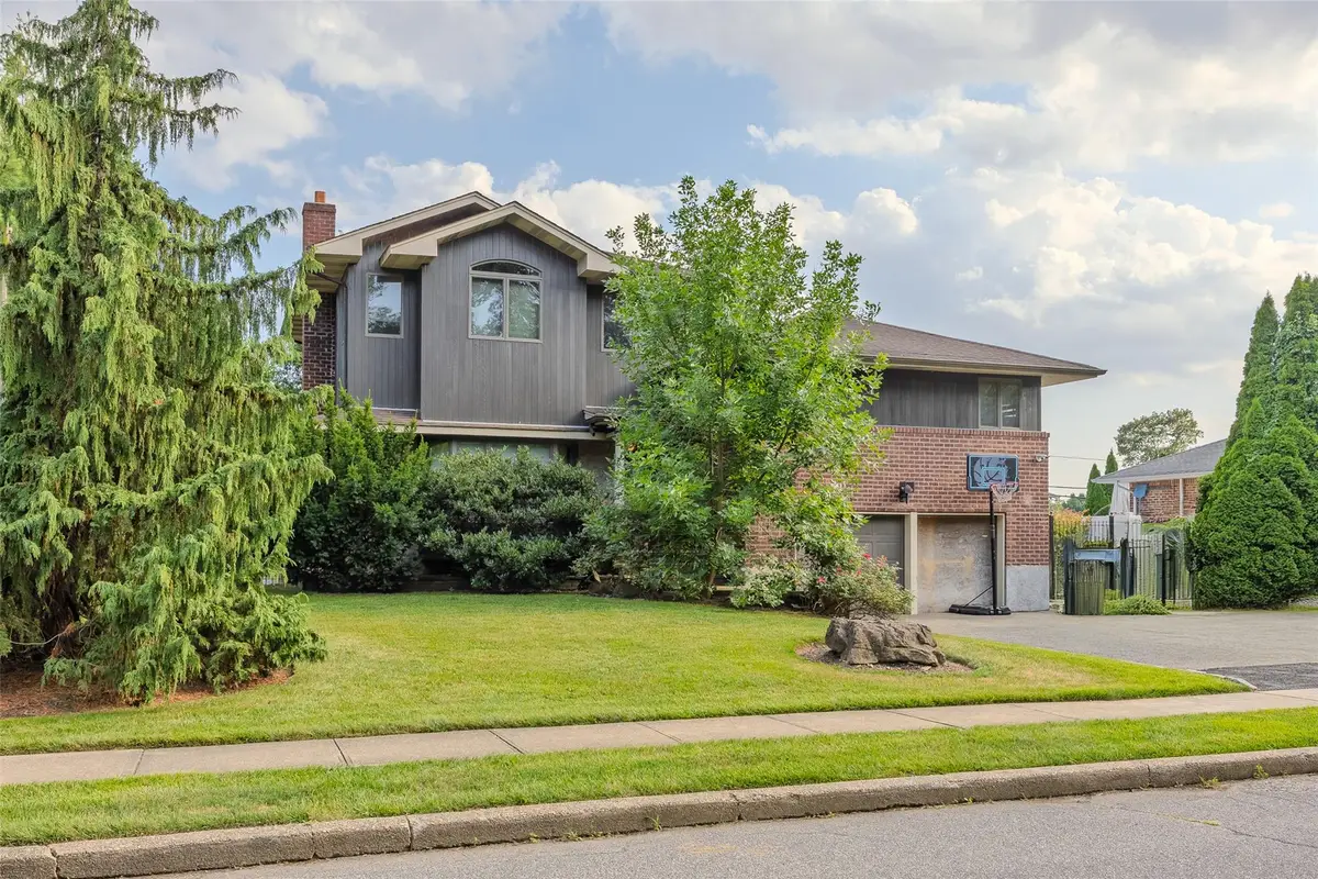 31 Morris Drive, Syosset, NY 11791 - Image #1