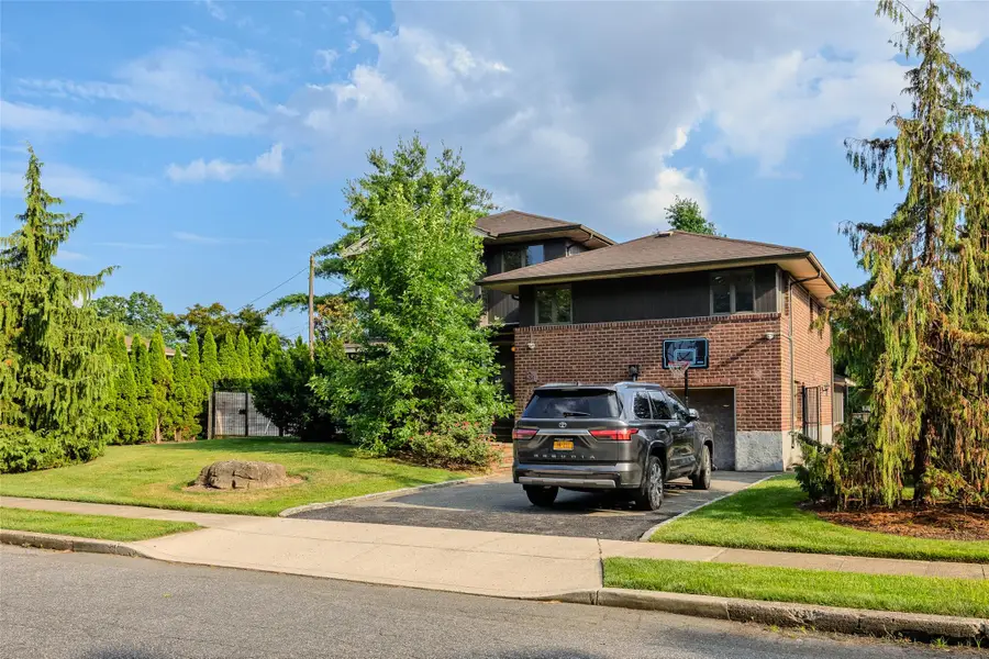 31 Morris Drive, Syosset, NY 11791 - Image #3