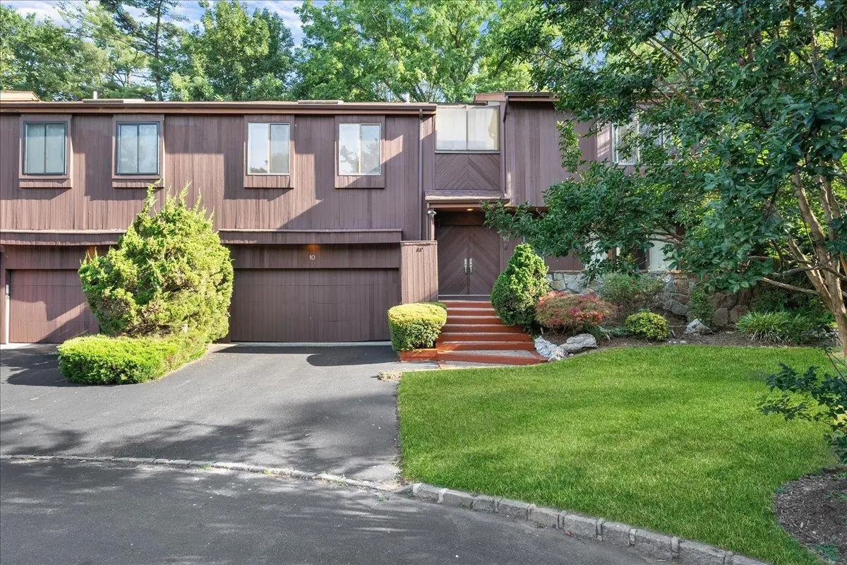 10 Morley Court, Albertson, NY 11507 - Image #1