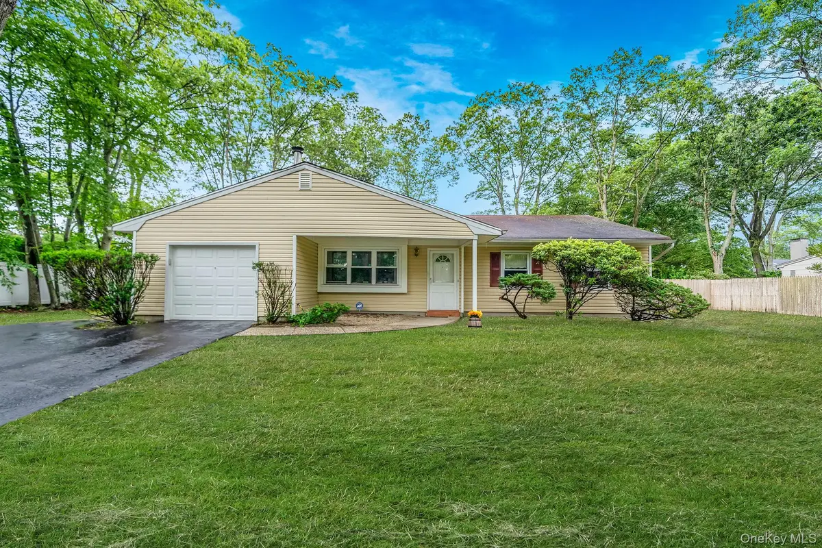 9 Fenwick Avenue, Farmingville, NY 11738 - #1