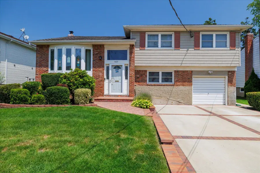 689 Allwyn Street, Baldwin, NY 11510 - Image #2