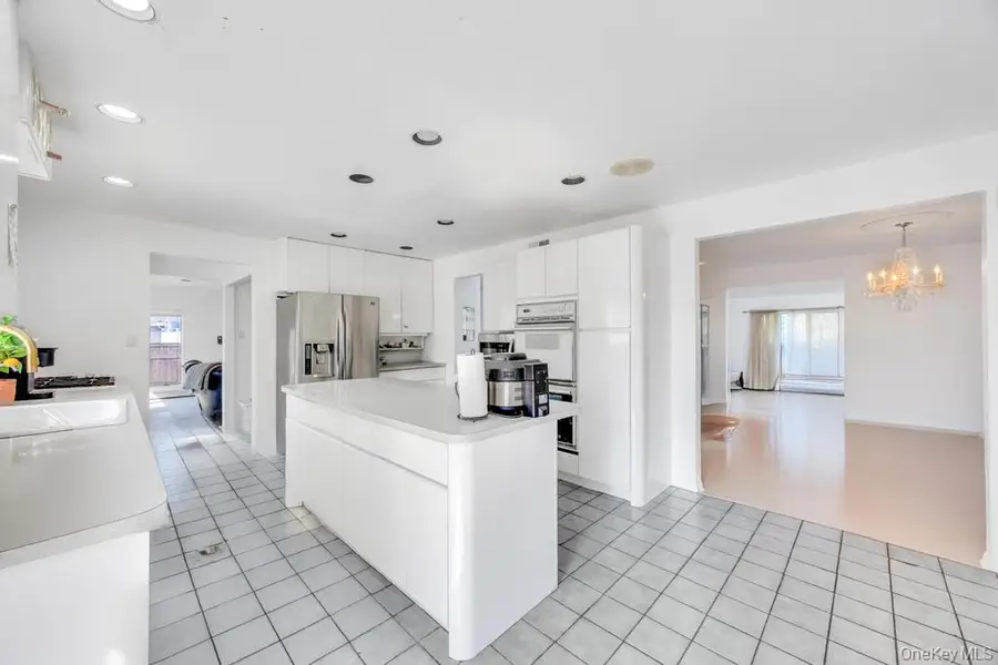 34 Gloria Place, Plainview, NY 11803 - Image #2