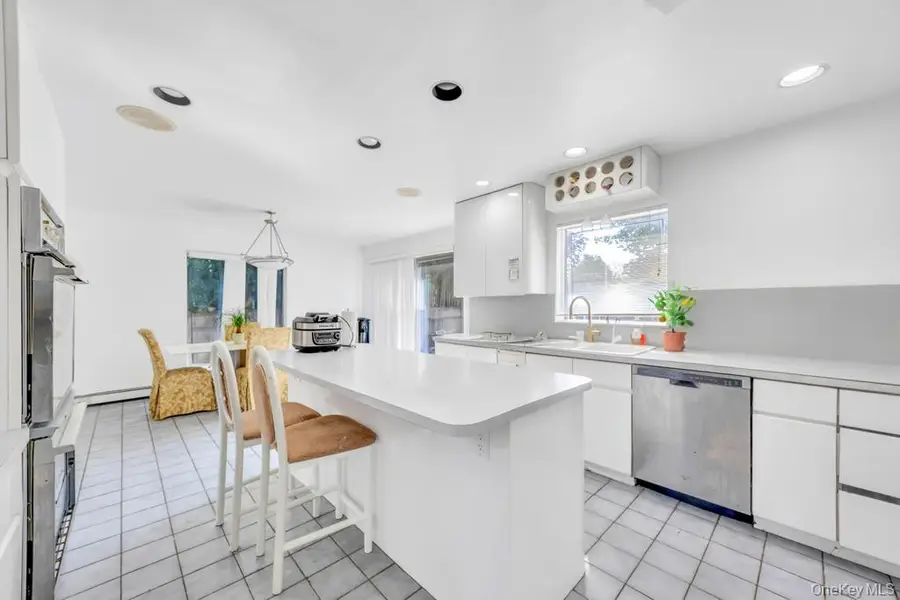 34 Gloria Place, Plainview, NY 11803 - Image #3