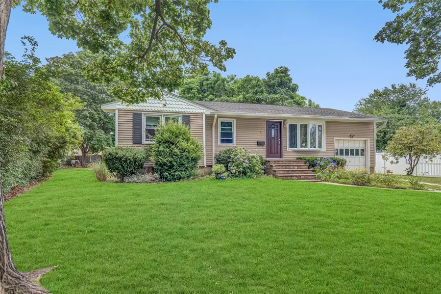 35 Anna Street, Bay Shore, NY 11706 - Image #2