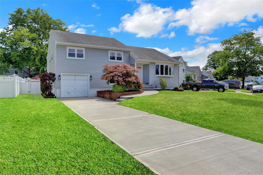 3621 Regent Lane, Wantagh, NY 11793 - Image #2