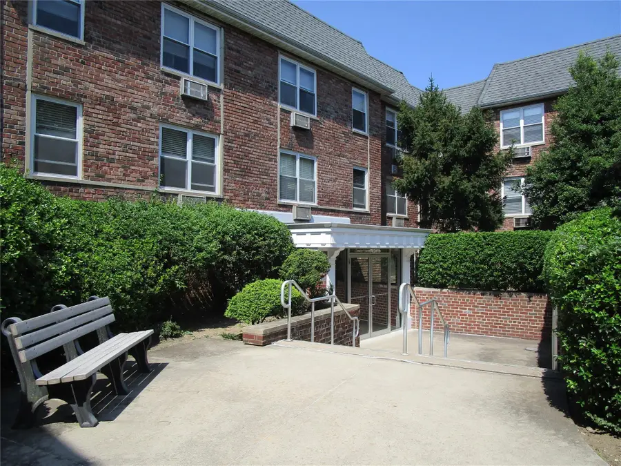 20 Daley Place #225, Lynbrook, NY 11563 - Image #2