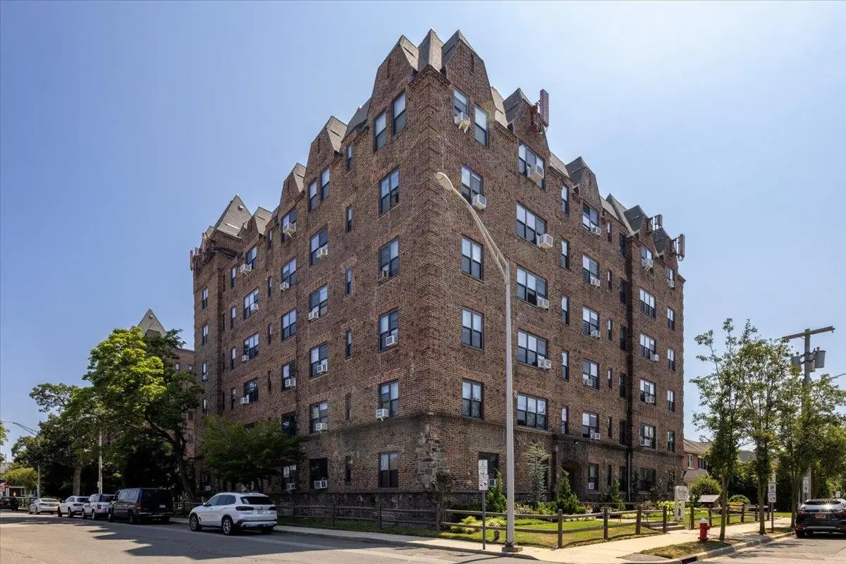 141 Wyckoff Place #2E, Woodmere, NY 11598 - Image #1