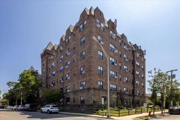 141 Wyckoff Place #2E, Woodmere, NY 11598