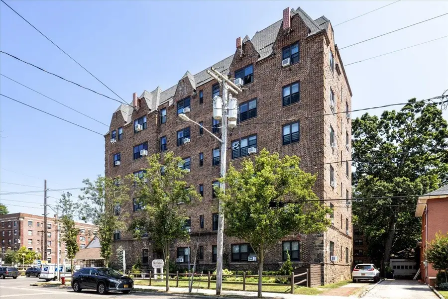 141 Wyckoff Place #2E, Woodmere, NY 11598 - Image #2