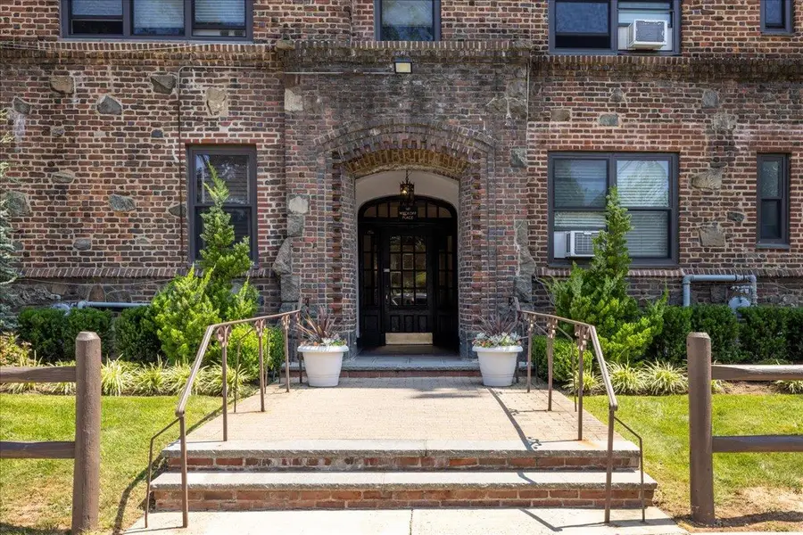 141 Wyckoff Place #2E, Woodmere, NY 11598 - Image #3