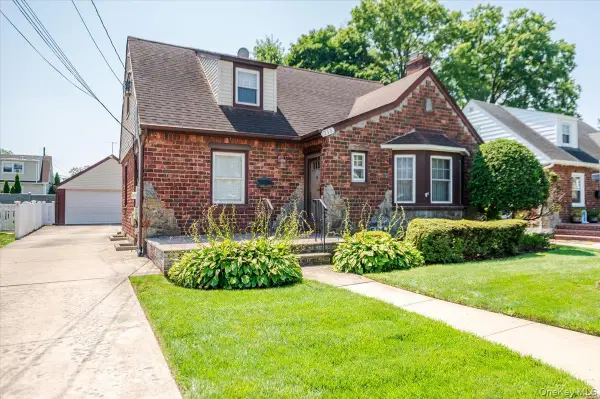 715 Iris Street, Franklin Square, NY 11010