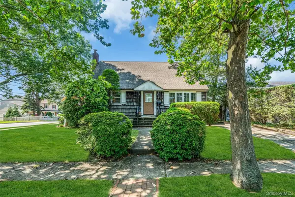 42 Summit Street, Plainview, NY 11803