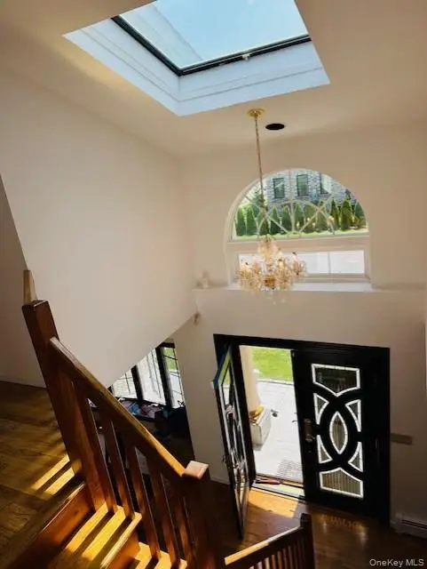 31 Woodward Street, Roslyn Heights, NY 11577 - Image #3