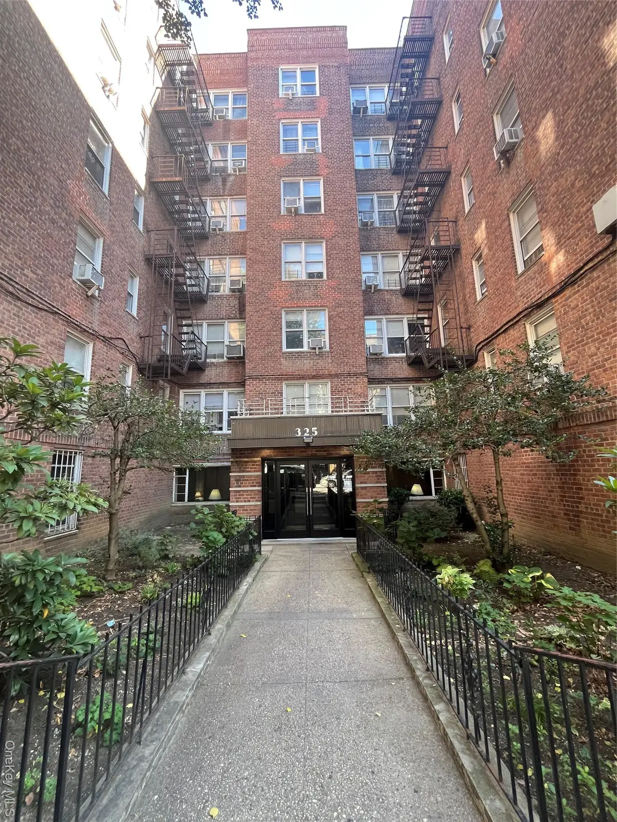 325 E 201 Street #4D, Bronx, NY 10458 - Image #1
