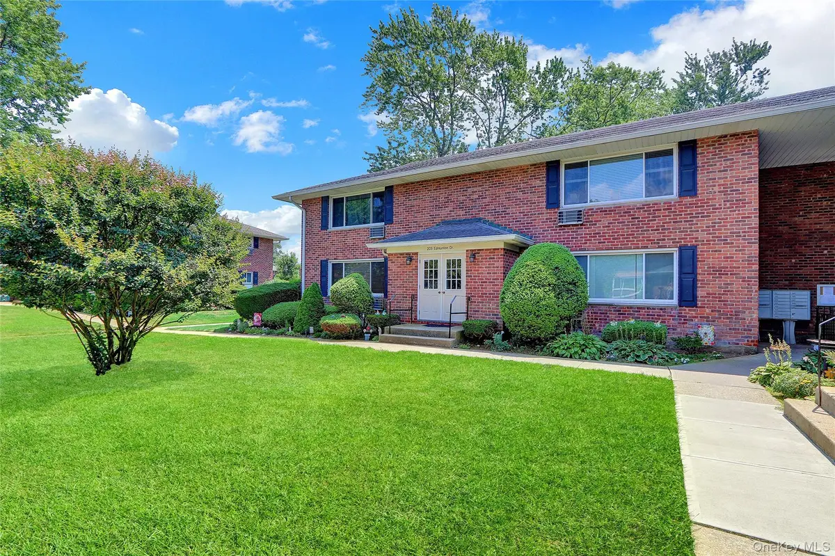 205 Edmunton Drive #H17, North Babylon, NY 11703 - Image #1
