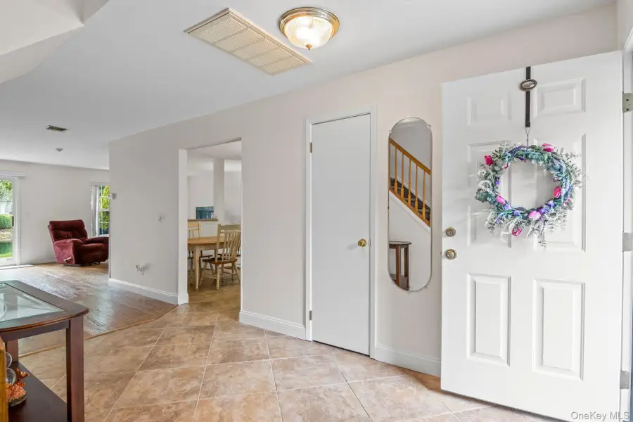 124 Erin Lane, East Setauket, NY 11733 - Image #3