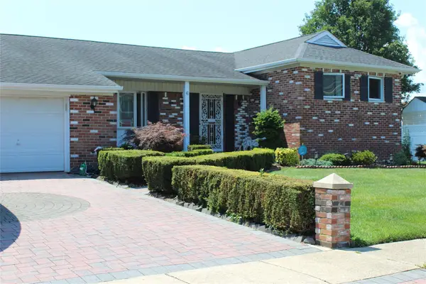 6 Winter Lane, Amityville, NY 11701