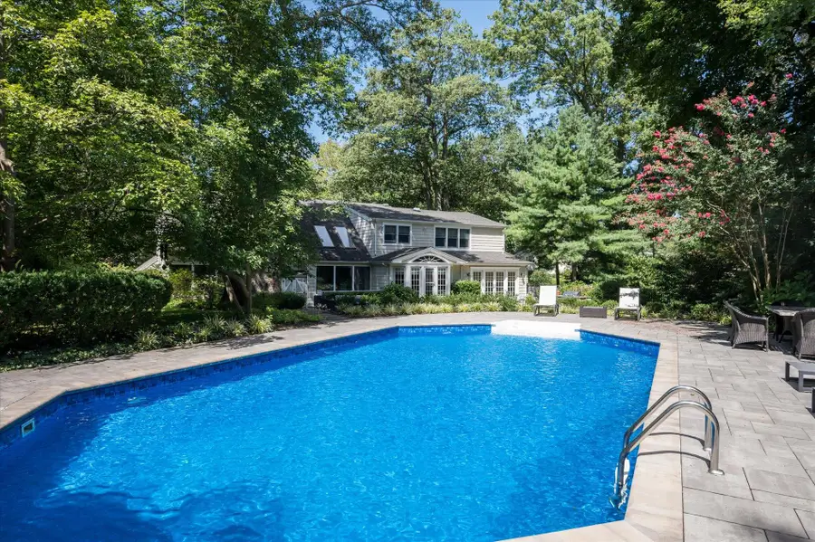 75 Chestnut Drive, East Hills, NY 11576 - Image #3