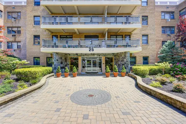 25 Park Place #3P, Great Neck, NY 11021