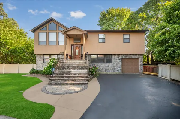 10 Woodbury Court, Hicksville, NY 11801