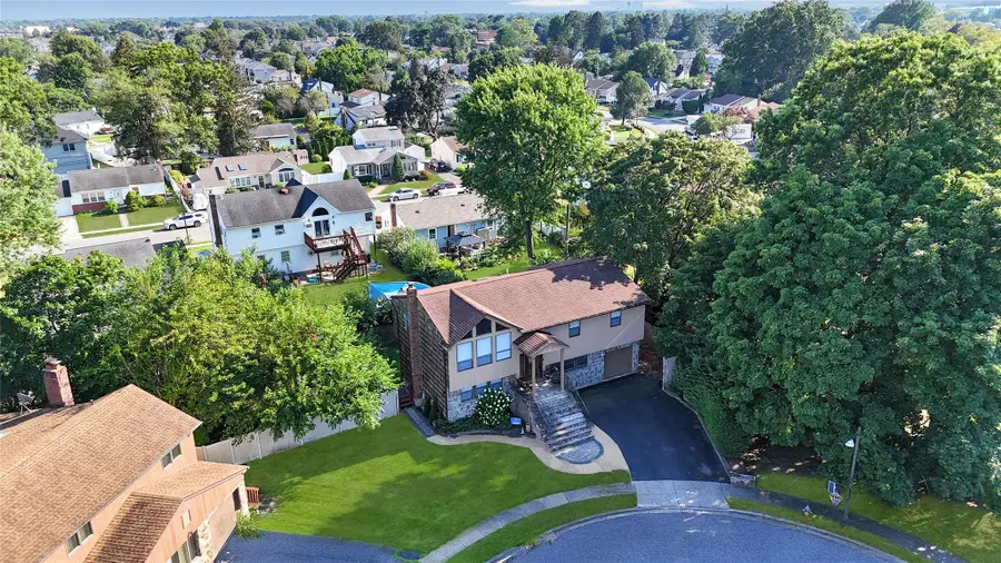 10 Woodbury Court, Hicksville, NY 11801 - Image #2