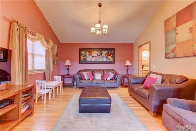 10 Woodbury Court, Hicksville, NY 11801 - Image #3
