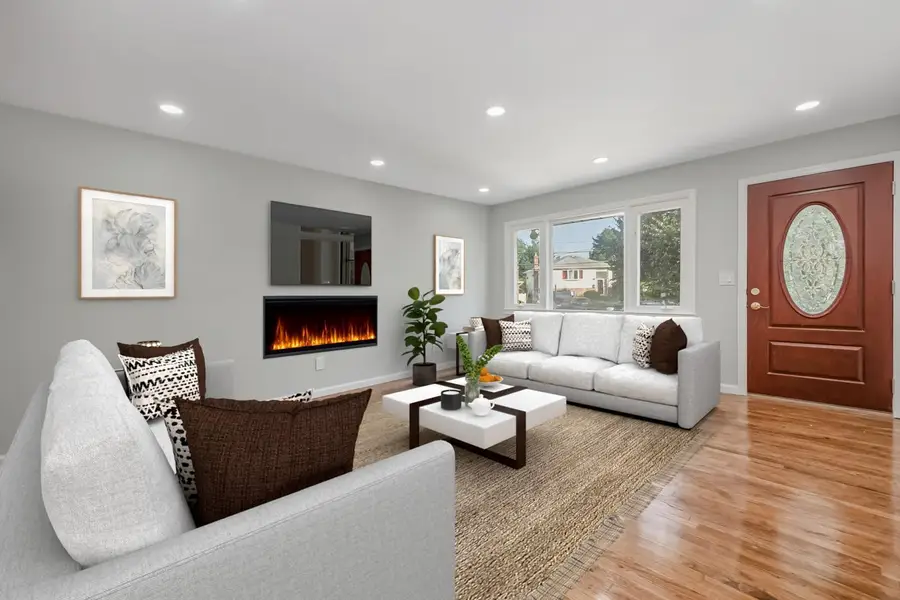 594 Fenworth Boulevard, Franklin Square, NY 11010 - Image #2