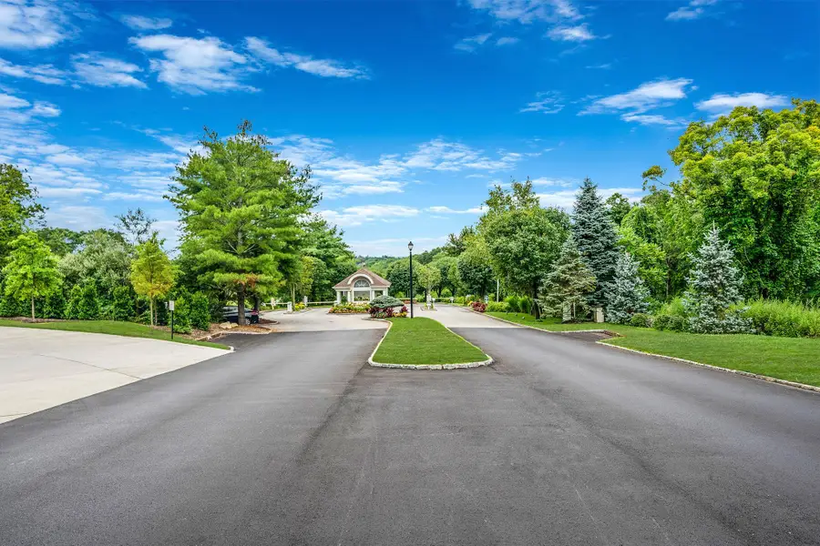 61 Windwatch Drive, Hauppauge, NY 11788 - Image #3