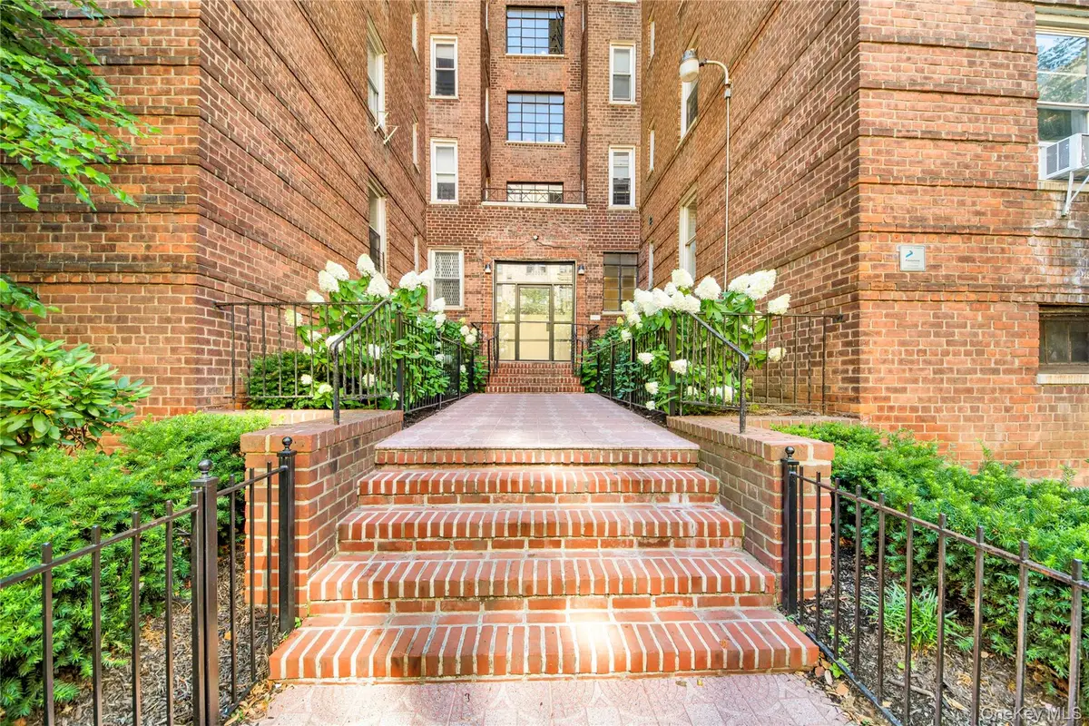 2080 Barnes Avenue #3H, Bronx, NY 10462 - Image #1