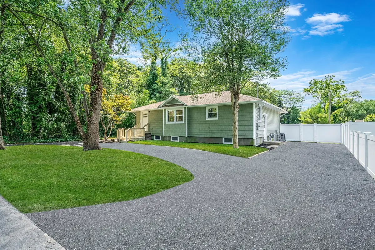 1034 Waverly Avenue, Holtsville, NY 11742 - #1