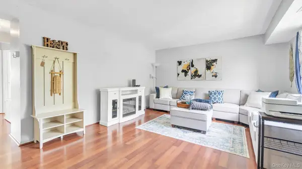 224 Pointe Circle N #224, Coram, NY 11727