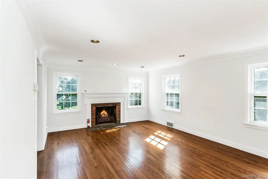 45 Orchard Meadow Road, East Williston, NY 11596 - Image #2