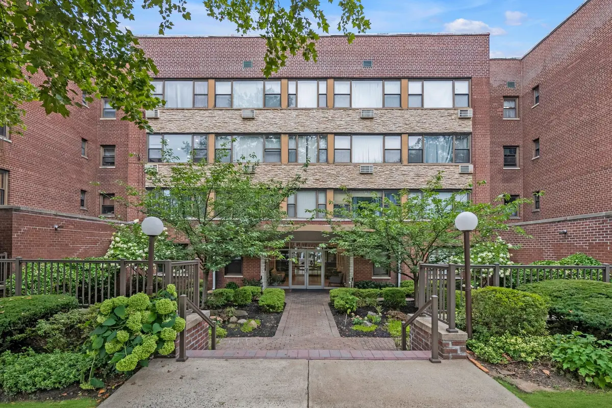 15 Hillpark Avenue #2-O, Great Neck, NY 11021 - Image #1