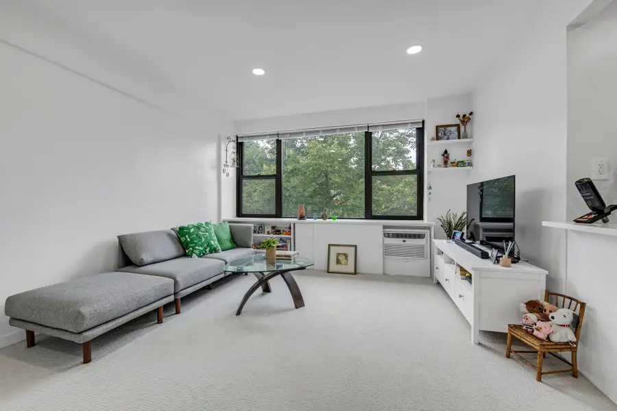 15 Hillpark Avenue #2-O, Great Neck, NY 11021 - Image #2