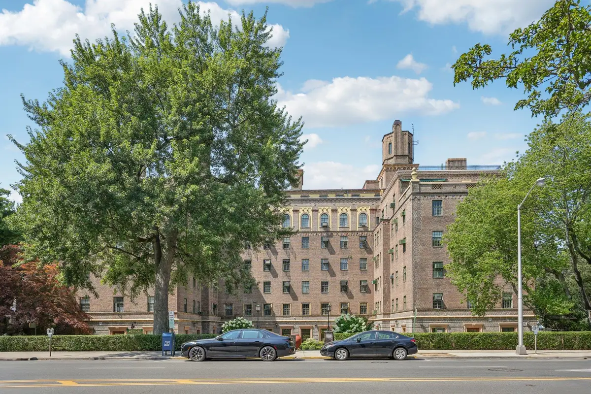 160 Middle Neck Road #2 C, Great Neck, NY 11021 - Image #1