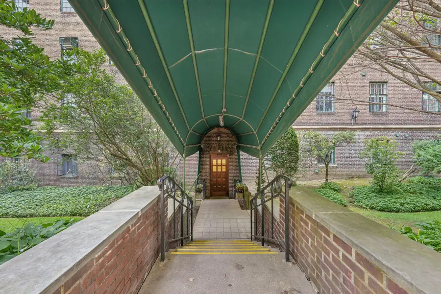 160 Middle Neck Road #2 C, Great Neck, NY 11021 - Image #3