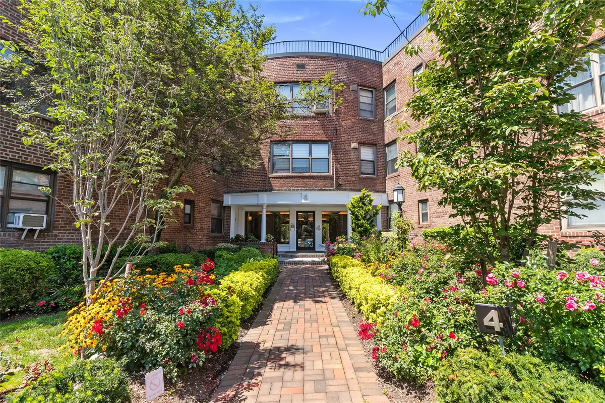 4 Townhouse Place #3H, Great Neck, NY 11021 - Image #1