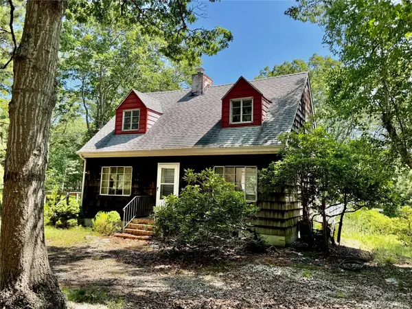 17 Sheridan Road, Hampton Bays, NY 11946