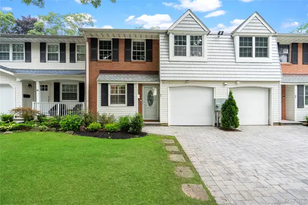 31 Santa Barbara Drive #31, Plainview, NY 11803