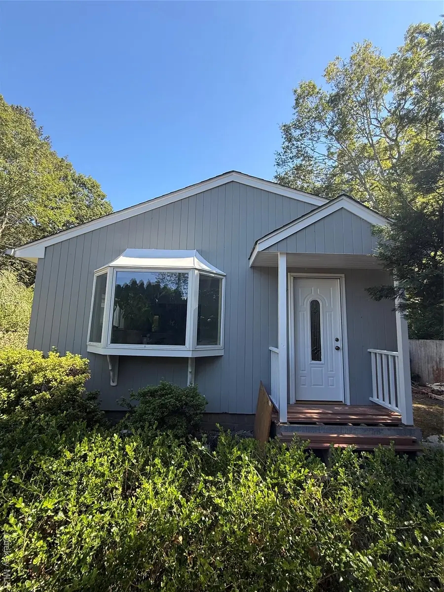 28 Apple Road, Southampton, NY 11968 - Image #2