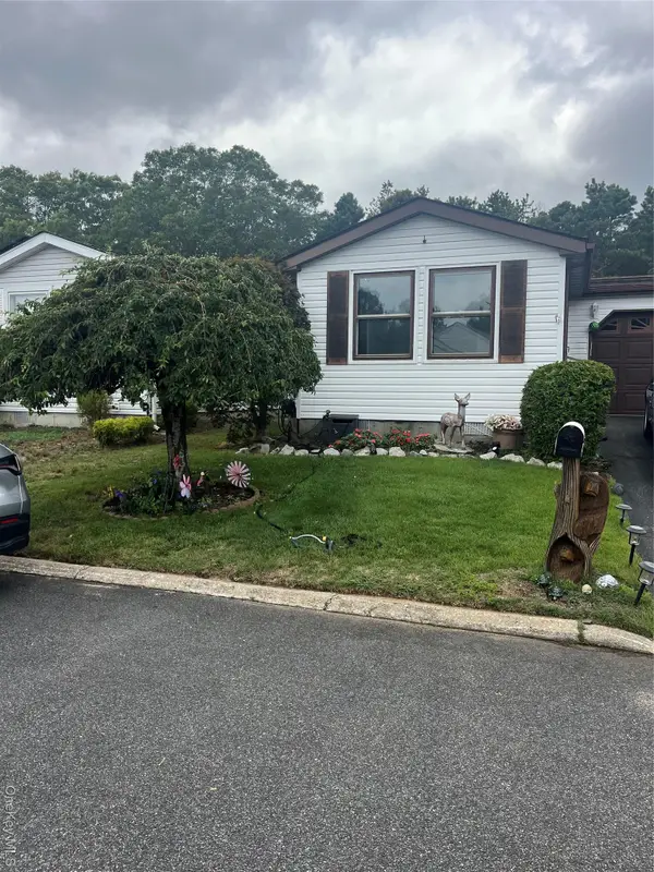 93 Village Circle W, Manorville, NY 11949