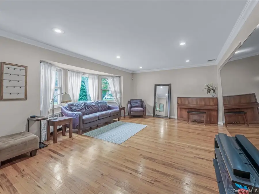 65 Stratford N, Roslyn Heights, NY 11577 - Image #3