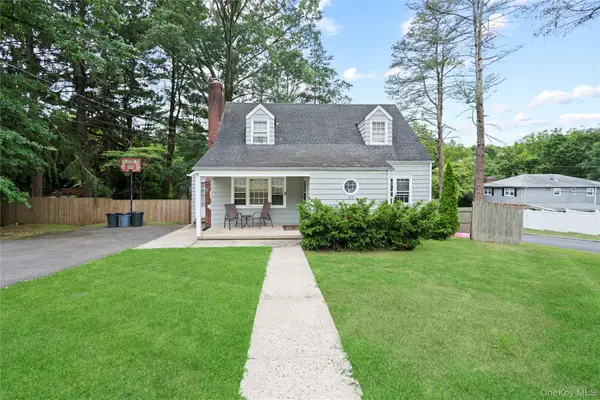 25 Hillside Avenue, Woodbury, NY 11797