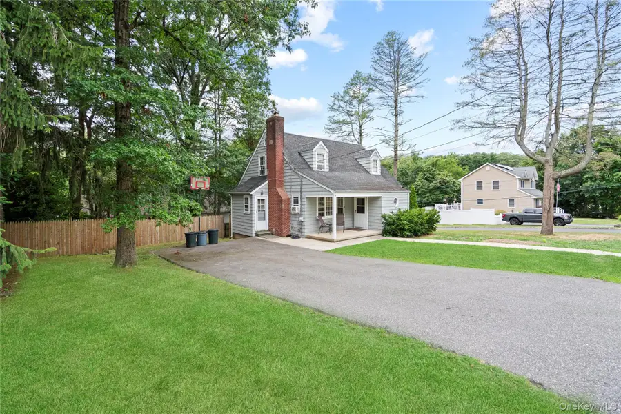 25 Hillside Avenue, Woodbury, NY 11797 - Image #2