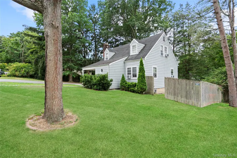 25 Hillside Avenue, Woodbury, NY 11797 - Image #3