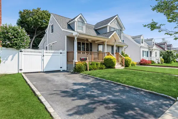 6 Arnold Street, Hicksville, NY 11801