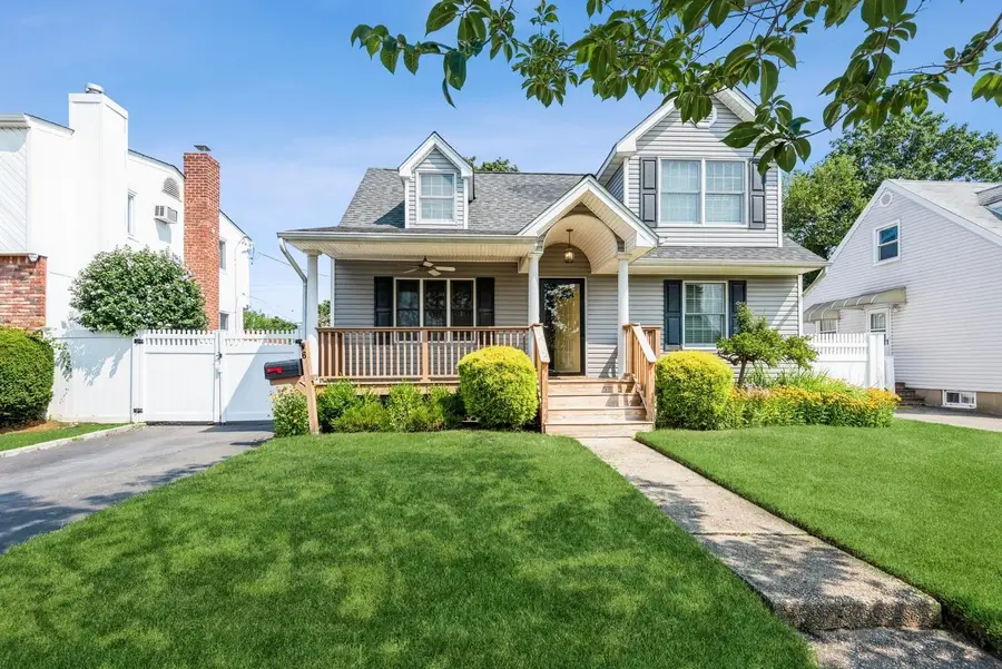 6 Arnold Street, Hicksville, NY 11801 - Image #3