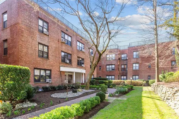 2 Townhouse Place #3N, Great Neck, NY 11021